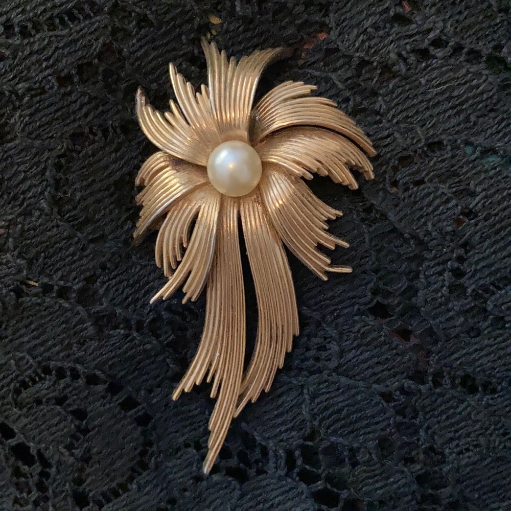 Vintage Trifari 60’s Broach  Gold Tone Flower Spay Design Pearl Center